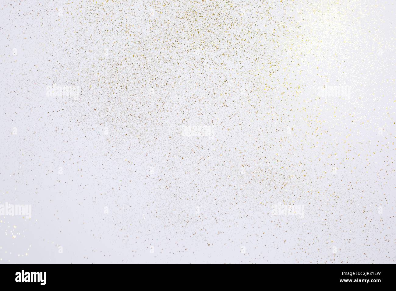Gold Glitzer auf weißem Hintergrund gestreut. Festlicher Hintergrund. Stockfoto