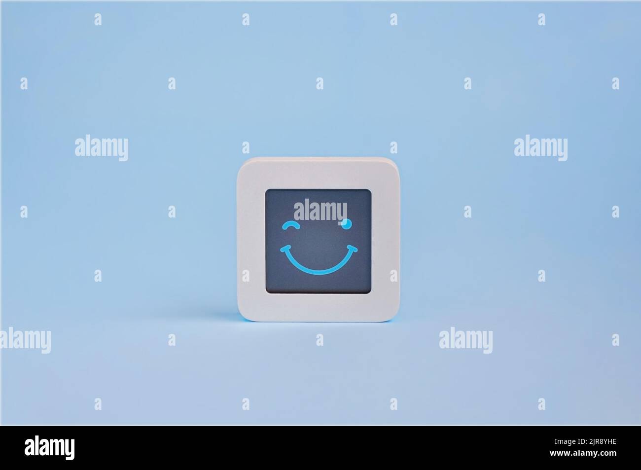 Konzept der glücklichen Emotionen, Symbol des Smileys auf dem lcd-Display isoliert auf farbigem Hintergrund, Konzept der Kundenerfahrung Stockfoto