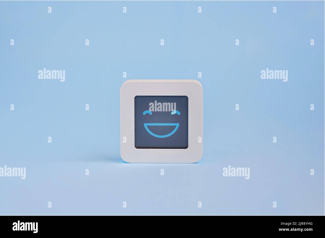 Happy Emotion Concept, Symbol des Smiley Emoticons auf dem lcd-Display isoliert auf farbigem Hintergrund, Customer Experience Concept Stockfoto