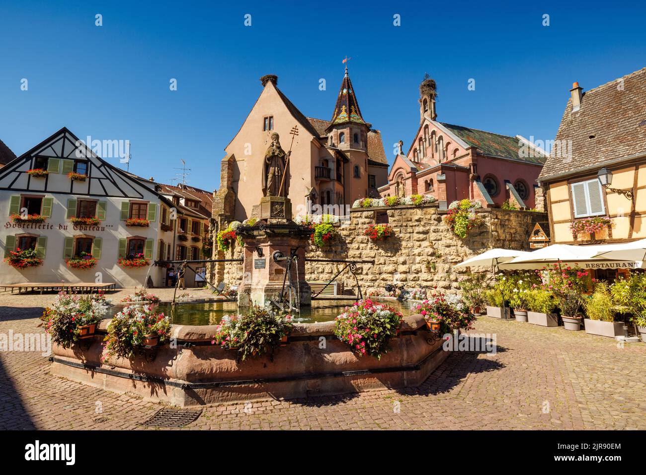 Fontaine de Saint-Léon in der charmanten Altstadt von Eguisheim im Elsass Stockfoto