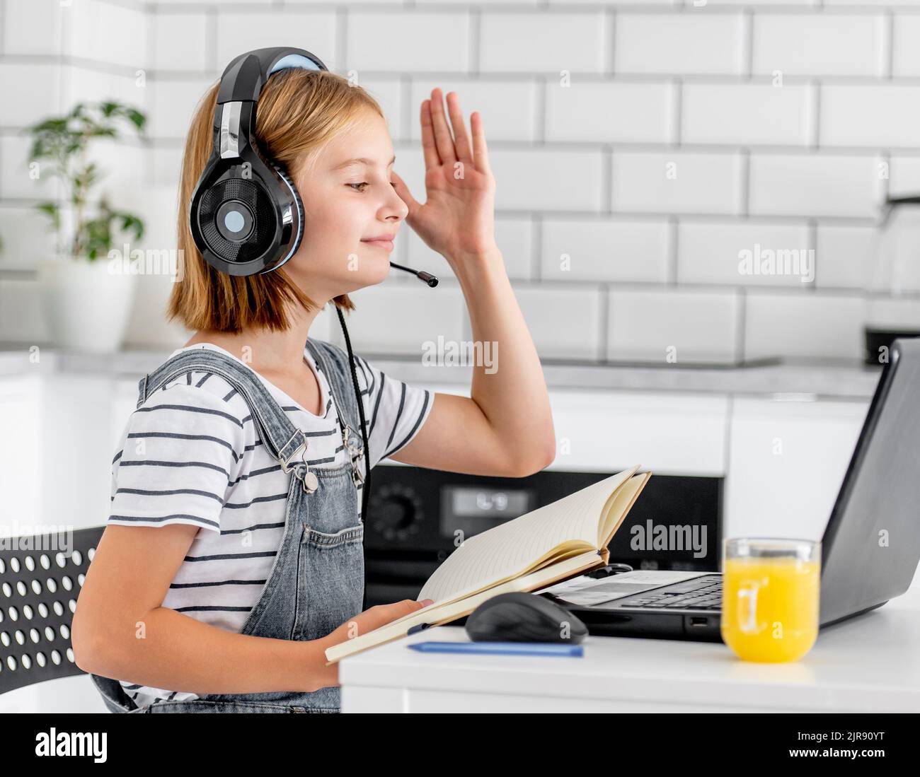 Präteen Mädchen auf Online-Unterricht Stockfoto