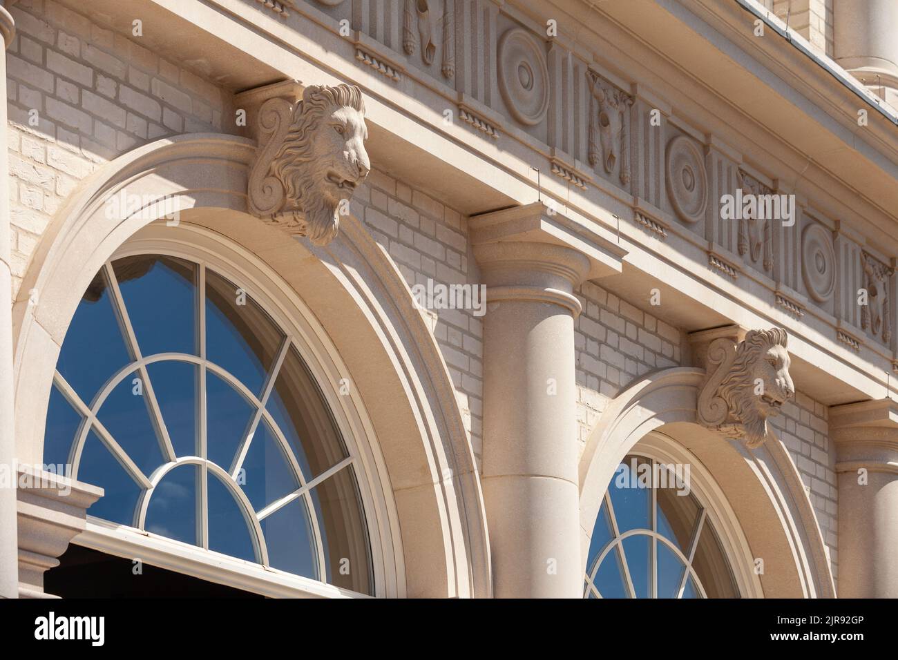 Detail der Herzogin von Cornwall Inn Queen Mother Square, Poundbury, Dorchester, Dorset, England Stockfoto