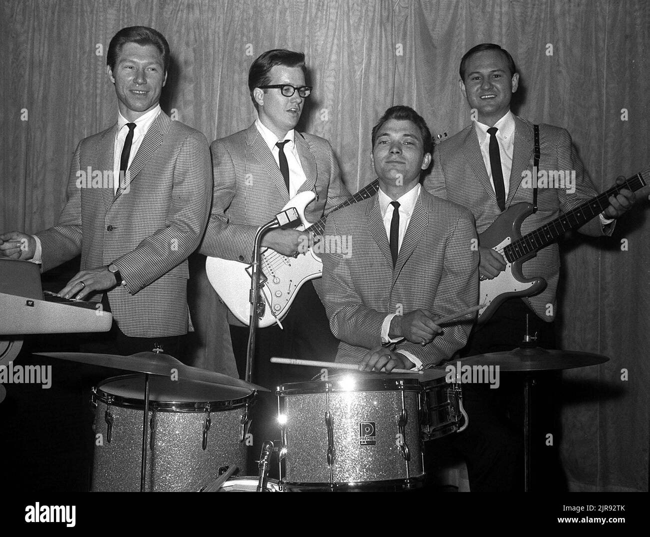Aktenfoto vom 22/6/1964 von Buddy Hollys Begleitgruppe The Crickets in London, (von links nach rechts) Glen Dee Hardin; Buzz Cason; Jerry Allison und Sonny Curtis. Allison, die zusammen mit Buddy Holly in der amerikanischen Rockband The Crickets spielte, ist gestorben. Der Schlagzeuger, dem Mitschreiben von Hits wie That'll Be The Day und Peggy Due zugeschrieben wird, starb am Montag im Alter von 82 Jahren. Ausgabedatum: Dienstag, 23. August 2022. Stockfoto
