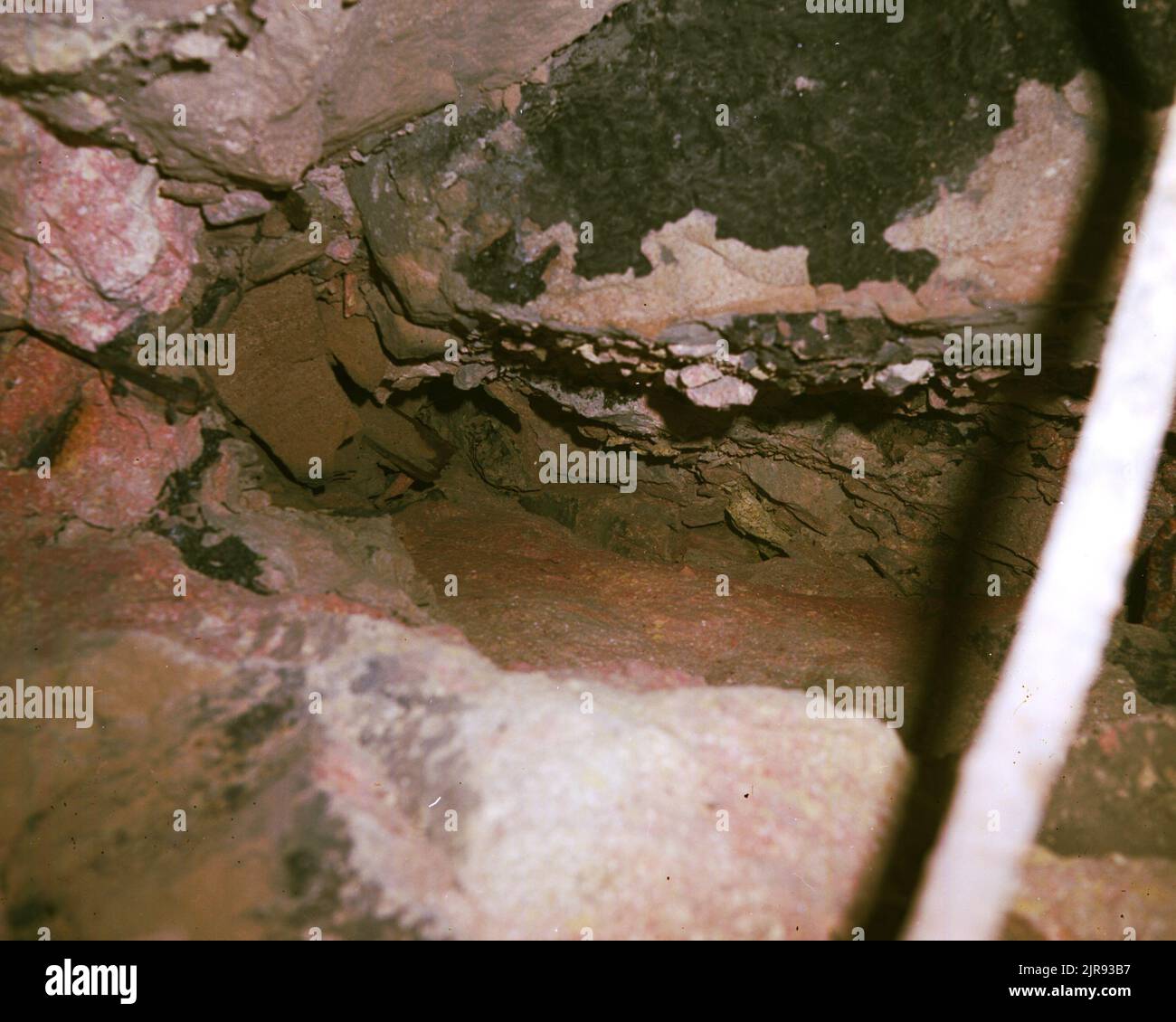 A740176 U12E SCEMS RECOVERY GULICK (PROJECT ENGINEER) MAR 27 74EG&G/NTS PHOTO LAB VERÖFFENTLICHUNGSDATUM: 3/27/1974 CAVERNS; CAVERNS; EDGERTON, GERMESHAUSEN & GRIER; EG&G; EXPLOSIONEN, NUKLEARE; LÖCHER; NEVADA; NEVADA TESTGELÄNDE; NTS; KERNENERGIETECHNIK; ATOMTESTS; GESTEINSSCHICHTEN; SEILE; SCEMS; SCEMS-RÜCKGEWINNUNG; BÖDEN; TESTSTANDORTE; TUNNEL; UGT; UNTERIRDISCH; UNTERIRDISCH, HISTORISCHE Bilder TESTEN. 1972 - 2012. Energieministerium. National Nuclear Security Administration. Fotos im Zusammenhang mit Atomwaffentests auf dem Testgelände in Nevada. Stockfoto