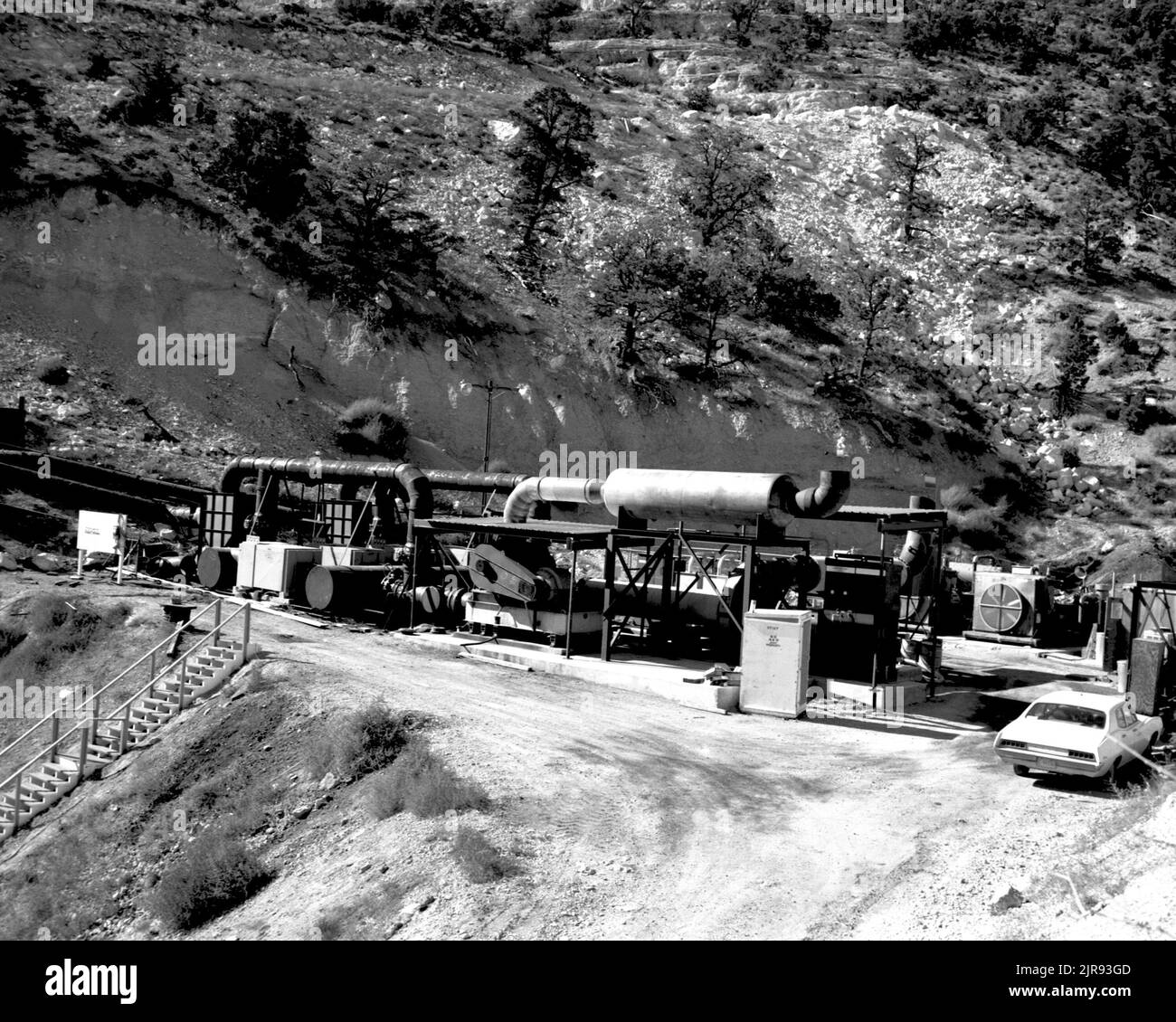 B732307 U12N ALLGEMEINE AUFNAHMEN JIM METCALF (PROJECT ENGINEER) NOV 7 73 EG&G/NTS PHOTO LAB VERÖFFENTLICHUNGSDATUM: 11/7/1973 AUTOMOBILE; FRACHT; SCHMUTZ (BODEN); EDGERTON, GERMESHAUSEN & GRIER; EG&G; ALLGEMEINE AUFNAHMEN; METCALF, JIM; BERGPÄSSE; BERGE; NEVADA; NEVADA TESTGELÄNDE; NTS; ATOMTESTS; ROHRE; STAHL; PRÜFSTELLEN; WEGE; UGT; UNTERIRDISCHE TESTS, historische Bilder. 1972 - 2012. Energieministerium. National Nuclear Security Administration. Fotos im Zusammenhang mit Atomwaffentests auf dem Testgelände in Nevada. Stockfoto