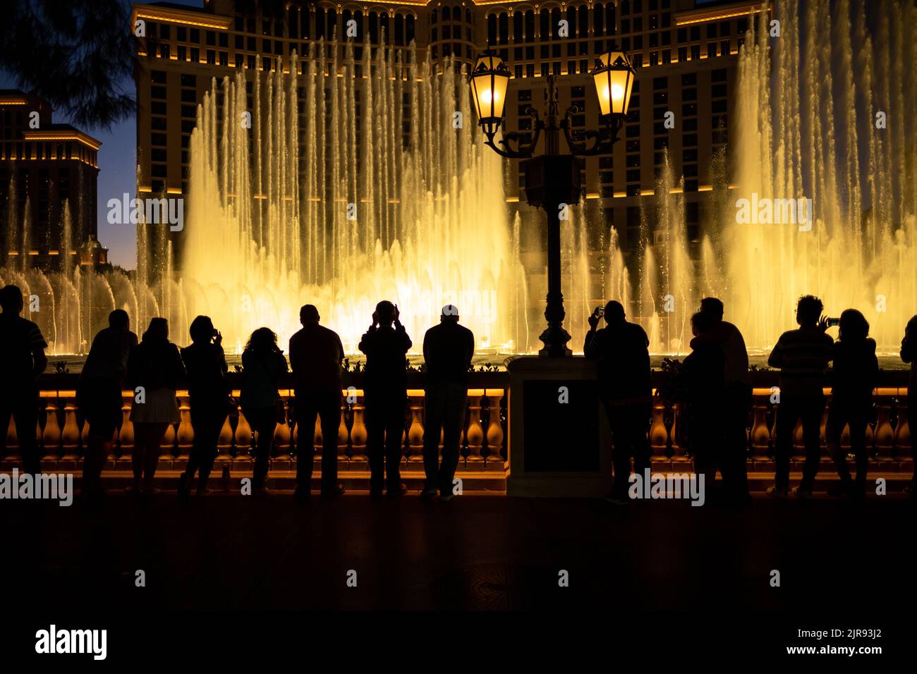 Touristen fotografieren und filmen den Bellagio Brunnen, Las Vegas, USA Stockfoto
