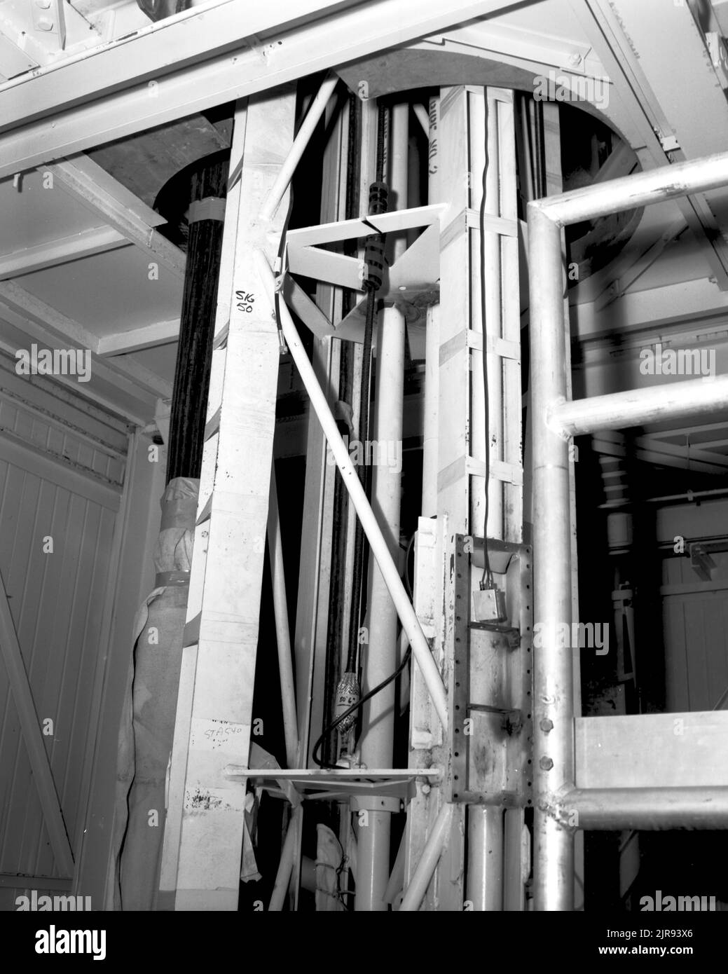 B732221 U7 SLIFER CABLES BROUILLARD (PROJECT ENGINEER) ARPIL 27, 73 EG&G/NTS PHOTO LAB VERÖFFENTLICHUNGSDATUM: 4/27/1973 EDGERTON, GERMESHAUSEN & GRIER; EG&G; NEVADA; NEVADA TEST SITE; NTS; KERNENERGIETECHNIK; KERNEXPLOSIONEN; KERNWAFFENTESTS; KERNWAFFENTESTS; TESTSTANDORTE; UGT; UNTERIRDISCHE TESTS; HISTORISCHE BILDER VON SLIFERKABELN. 1972 - 2012. Energieministerium. National Nuclear Security Administration. Fotos im Zusammenhang mit Atomwaffentests auf dem Testgelände in Nevada. Stockfoto