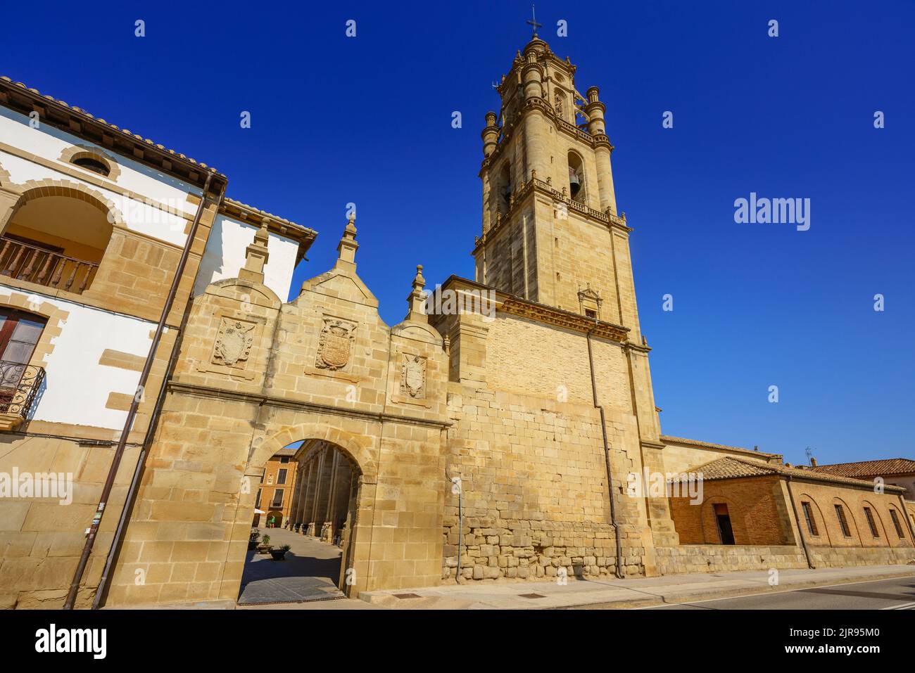Blick auf das Tor und die Kirche von Los Arcos, Navarra, Spanien Stockfoto