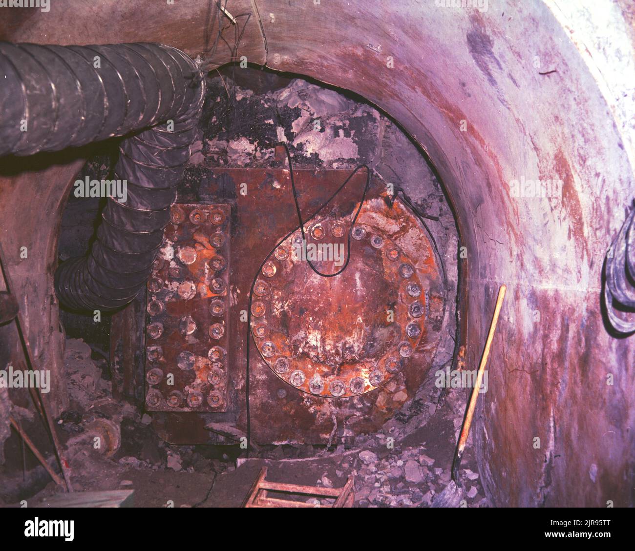 A730311 U12E HFR-RÜCKGEWINNUNG TOM HUNTER (PROJECT ENGINEER) NOV 14 73 EG&G/NTS PHOTO LAB VERÖFFENTLICHUNGSDATUM: 11/14/1973 DAMAGES; EDGERTON, GERMESHAUSEN & GRIER; EG&G; HFR; HFR-RÜCKGEWINNUNG; HOCHFLUENZ; HOCHFLUENZ-RÜCKGEWINNUNG; NEVADA; NEVADA-TESTGELÄNDE; NTS; KERNENERGIETECHNIK; KERNEXPLOSIONEN; KERNWAFFENTESTS; KERNWAFFENTESTS; KERNWAFFEN; WIEDERAUFFÜLLUNG; TESTSTANDORTE; TUNNEL; UGT; UNTERIRDISCHE TESTS; WAFFEN & RÜSTUNGEN historische Bilder. 1972 - 2012. Energieministerium. National Nuclear Security Administration. Fotos im Zusammenhang mit Atomwaffentests auf dem Testgelände in Nevada. Stockfoto