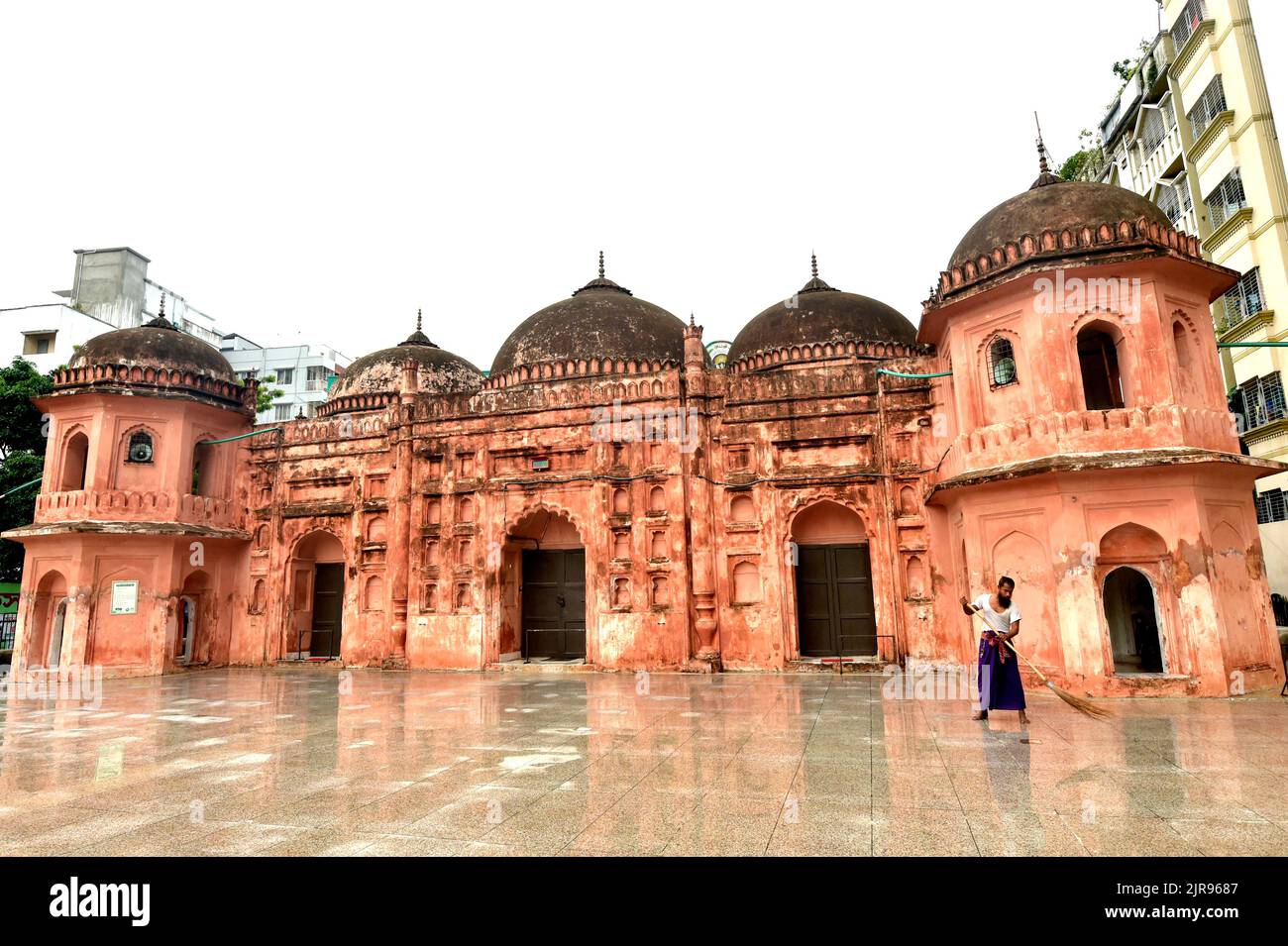 Dhaka. 23. August 2022. Ein Hausmeister reinigt den Innenhof der Sat Gambuj Moschee in Dhaka, Bangladesch, 22. August 2022. Quelle: Xinhua/Alamy Live News Stockfoto