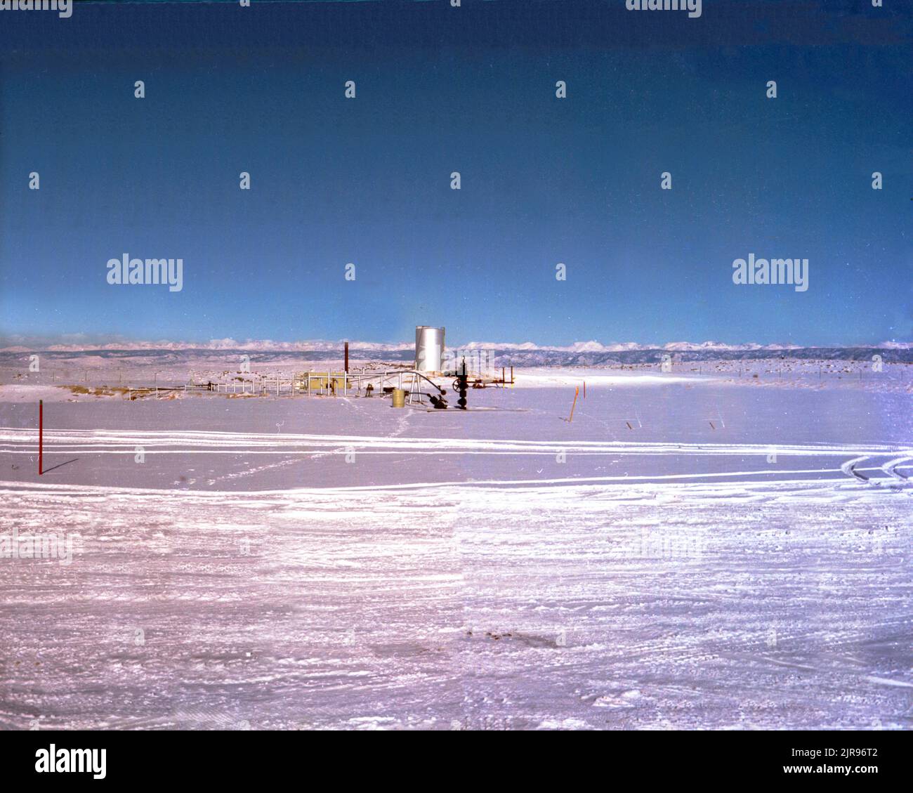 A730122 WAGON WHEEL WYOMING JOHN BROULLARD (PROJECT ENGINEER) JAN 1 73 EG&G/NTS PHOTO LAB VERÖFFENTLICHUNGSDATUM: 1/1/1973 EDGERTON, GERMESHAUSEN & GRIER; EG&G; NEVADA; TESTGELÄNDE IN NEVADA; NTS; KERNENERGIETECHNIK; KERNEXPLOSIONEN; KERNWAFFENTESTS; KERNWAFFENTESTS; SCHNEE; TESTPLÄTZE; UGT; UNTERIRDISCHE TESTS; WAGGONRAD; HISTORISCHE Bilder VON WYOMING. 1972 - 2012. Energieministerium. National Nuclear Security Administration. Fotos im Zusammenhang mit Atomwaffentests auf dem Testgelände in Nevada. Stockfoto