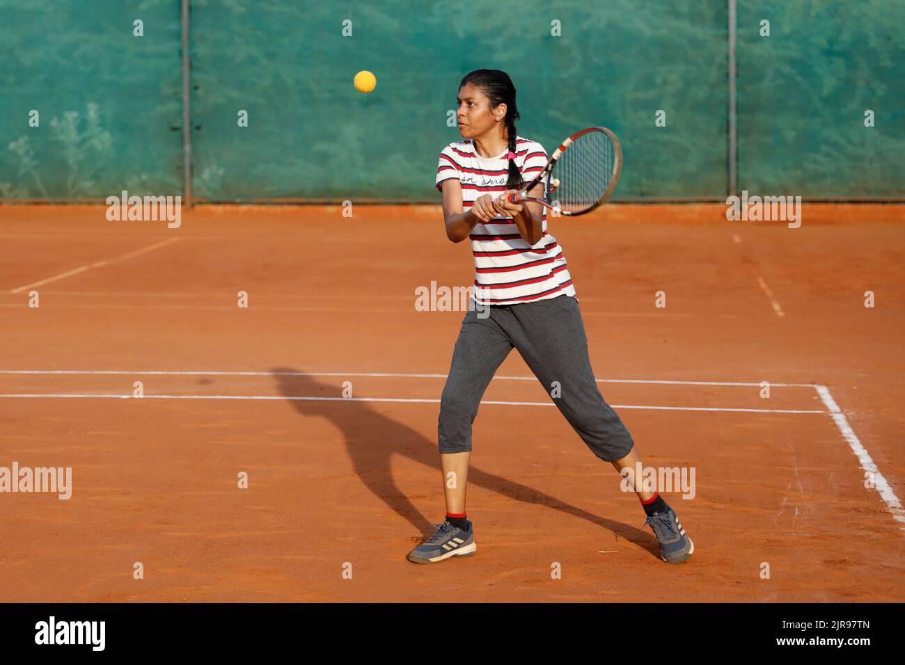 Junge Frau spielt Tennis am JayÕs Institute of Tennis in Trichy/Tiruchirappalli, Tamil Nadu, Indien. Stockfoto