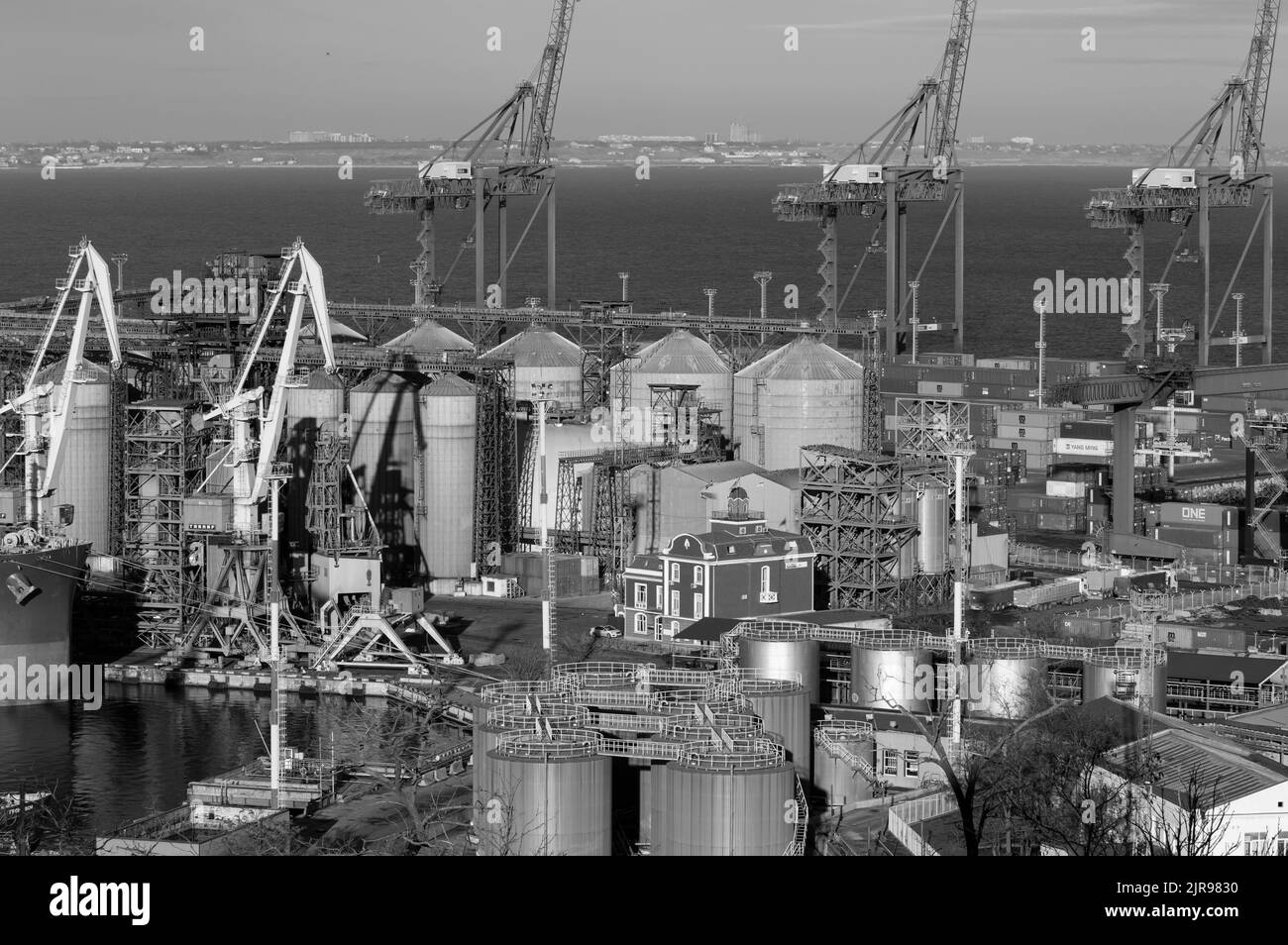 ODESSA, UKRAINE-27. NOVEMBER 2021: Odessa Handelshafen in Friedenszeiten 4 Monate vor Kriegsbeginn mit Russland. Schiffskräne, Lagerhäuser, Tanker Stockfoto