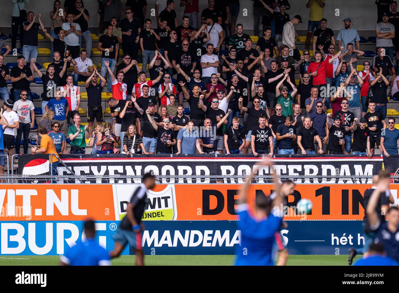 Waalwijk - Feyenoord Unterstützer vor dem Spiel zwischen RKC Waalwijk und Feyenoord im Mandemakers Stadion am 21. August 2022 in Waalwijk, Niederlande. ( Stockfoto