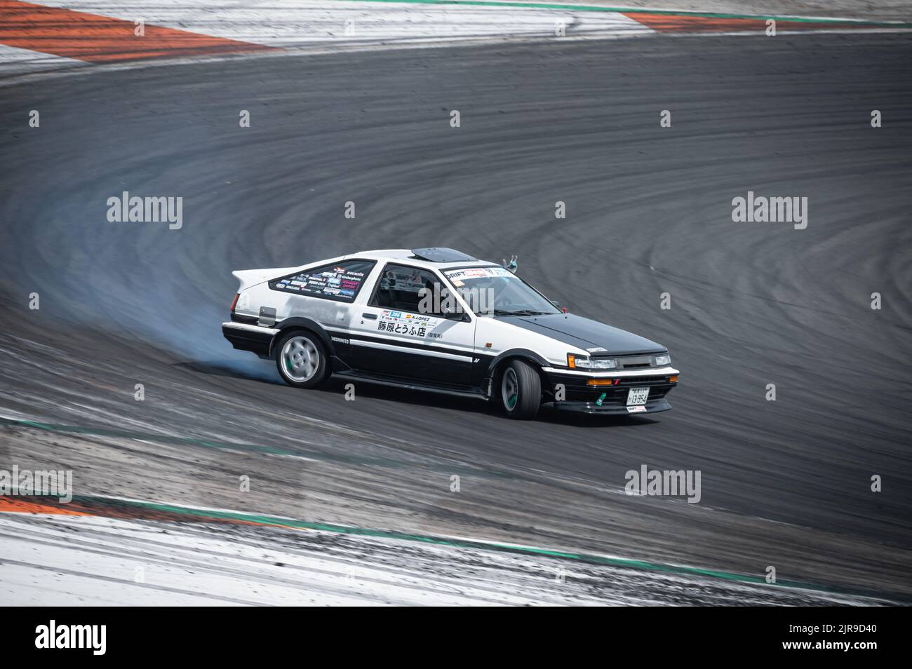 Ein Toyota Corolla Sprinter Trueno AE86, der Drifttechniken auf der Driftstrecke übt Stockfoto