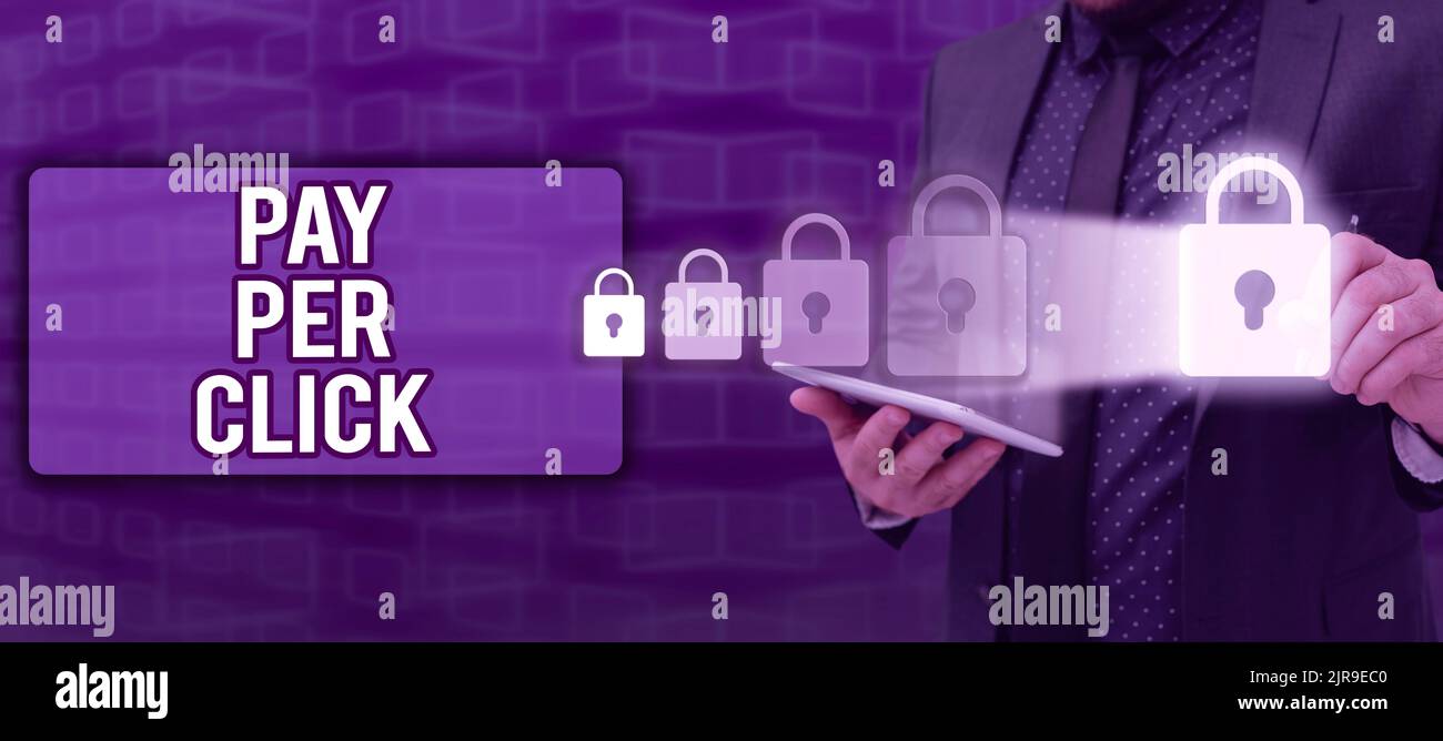 Handschrift Text Pay per Click. Business Schaufenster Internet-Werbung Modell Suchmaschinen-Marketing-Strategie Mann mit Stift zeigt auf Digital Lock Stockfoto