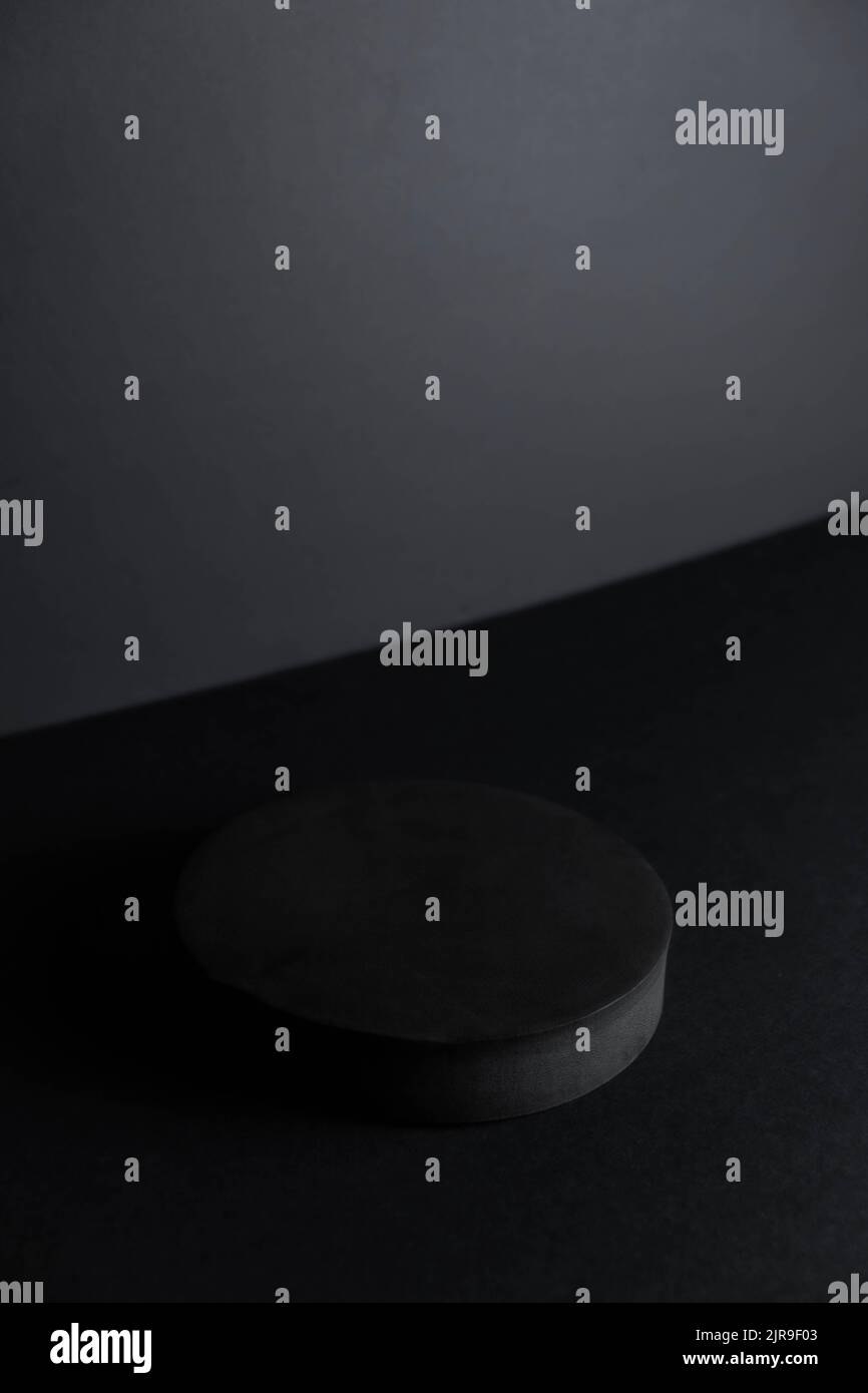 Kreisförmige Standfläche auf schwarzem Hintergrund Stockfoto