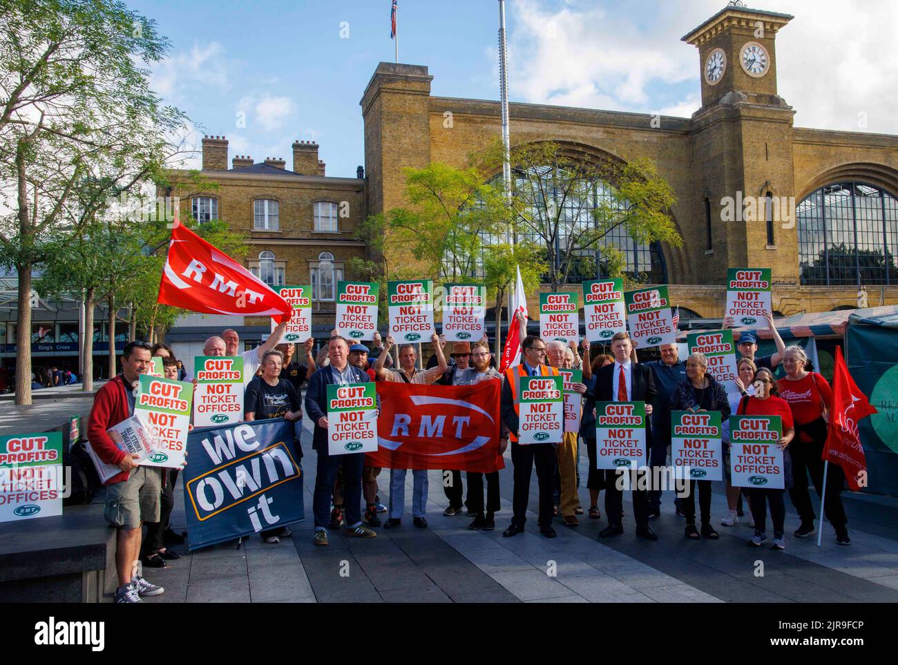 London, Großbritannien. 23. August 2022. Mitglieder des GMT, TSSA und Unite demonstrieren am King's Cross an der geplanten Schließung aller Ticketschaltungen. Eddie Dempsey, stellvertretender Generalsekretär des RMT, John Leach, stellvertretender Generalsekretär und Alex Gordon, Präsident des RMT, nahmen an der Demonstration Teil.die Schließungen werden im Oktober beginnen. Nach der Demonstration reisen sie zum Grant Shapps Wahlkreis Welwyn und Hatfield, um zu demonstrieren. Kredit: Mark Thomas/Alamy Live Nachrichten Stockfoto