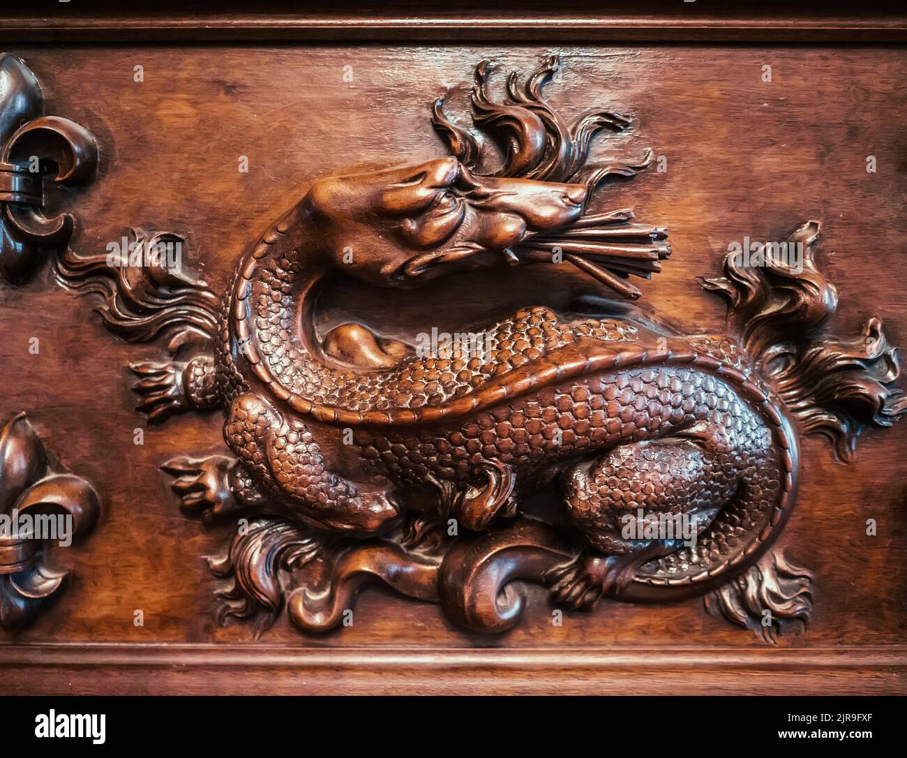 Schnitzereien und Dekorationen auf antiken Möbeln in Form von Drachen. Stockfoto