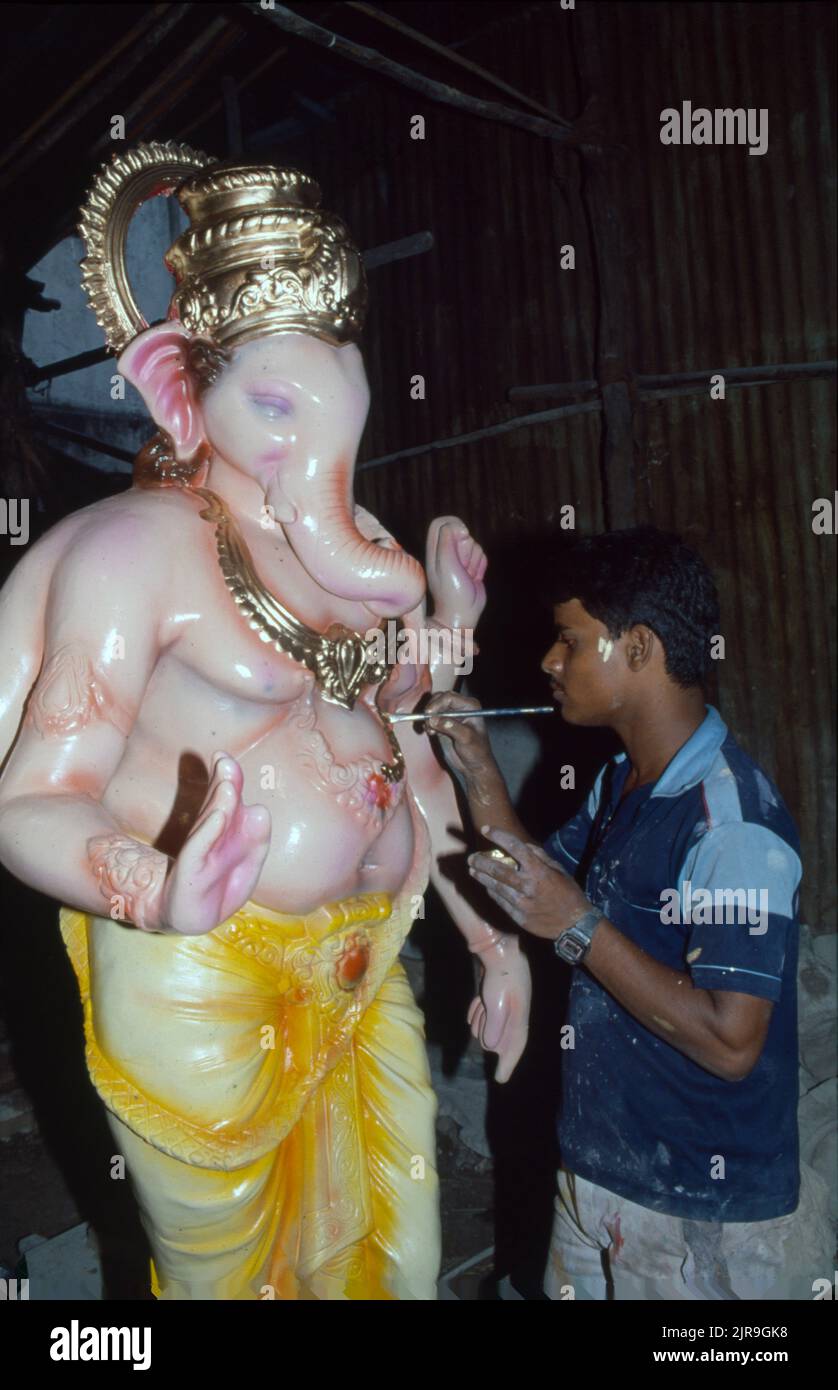 Ganpati Festival, Ganesh Idols werden in Workshop, Mumbai, Maharashtra, Indien, gemalt. Stockfoto