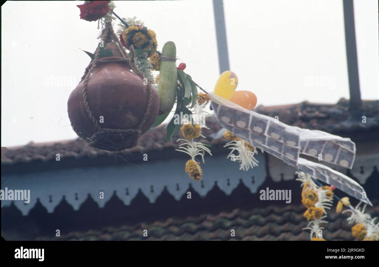 Janmashtami, Krishnas Geburtstag, Topf mit Butter (Dahi Handi) mit festgebundenen Geschenken. Stockfoto