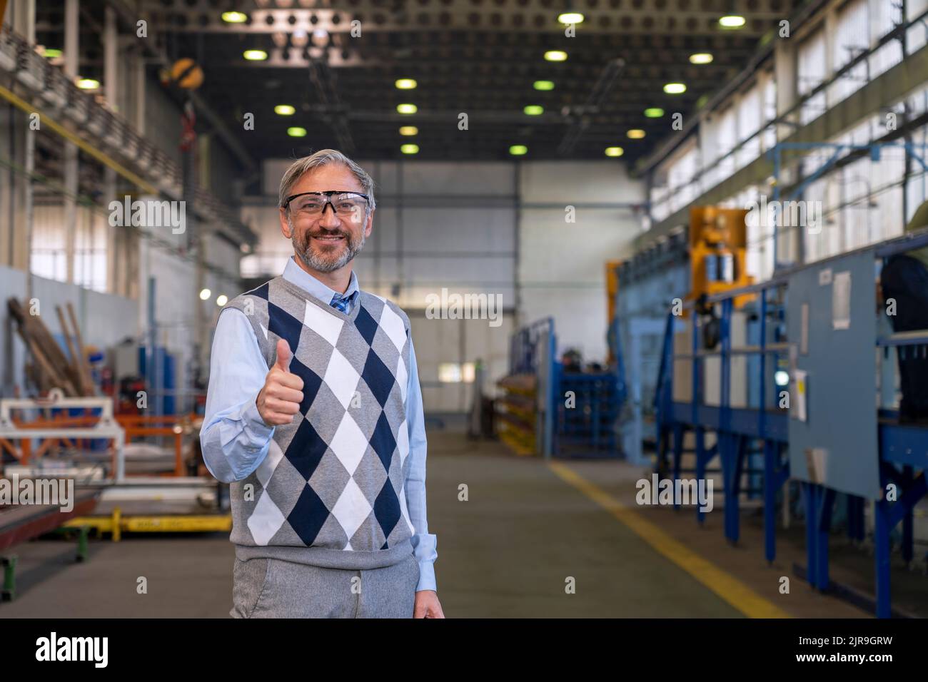 Porträt Eines Selbstbewussten, Gutaussehenden, Grauhaarigen Geschäftsmannes Im Inudstrial Interior. Stockfoto