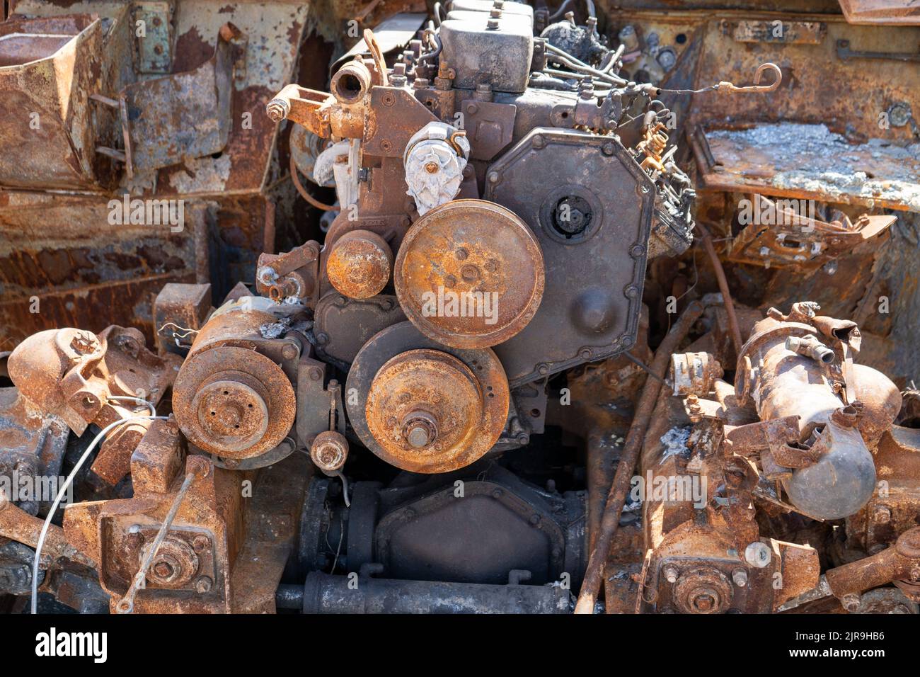 Ein Fragment eines rostigen ausgebrannten Autos Russlands. Motor unter der Motorhaube. APC Armored Autosalon. Ausstellung der zerstörten verbrannten russischen Militärausrüstung auf Chreschatyk. Stockfoto