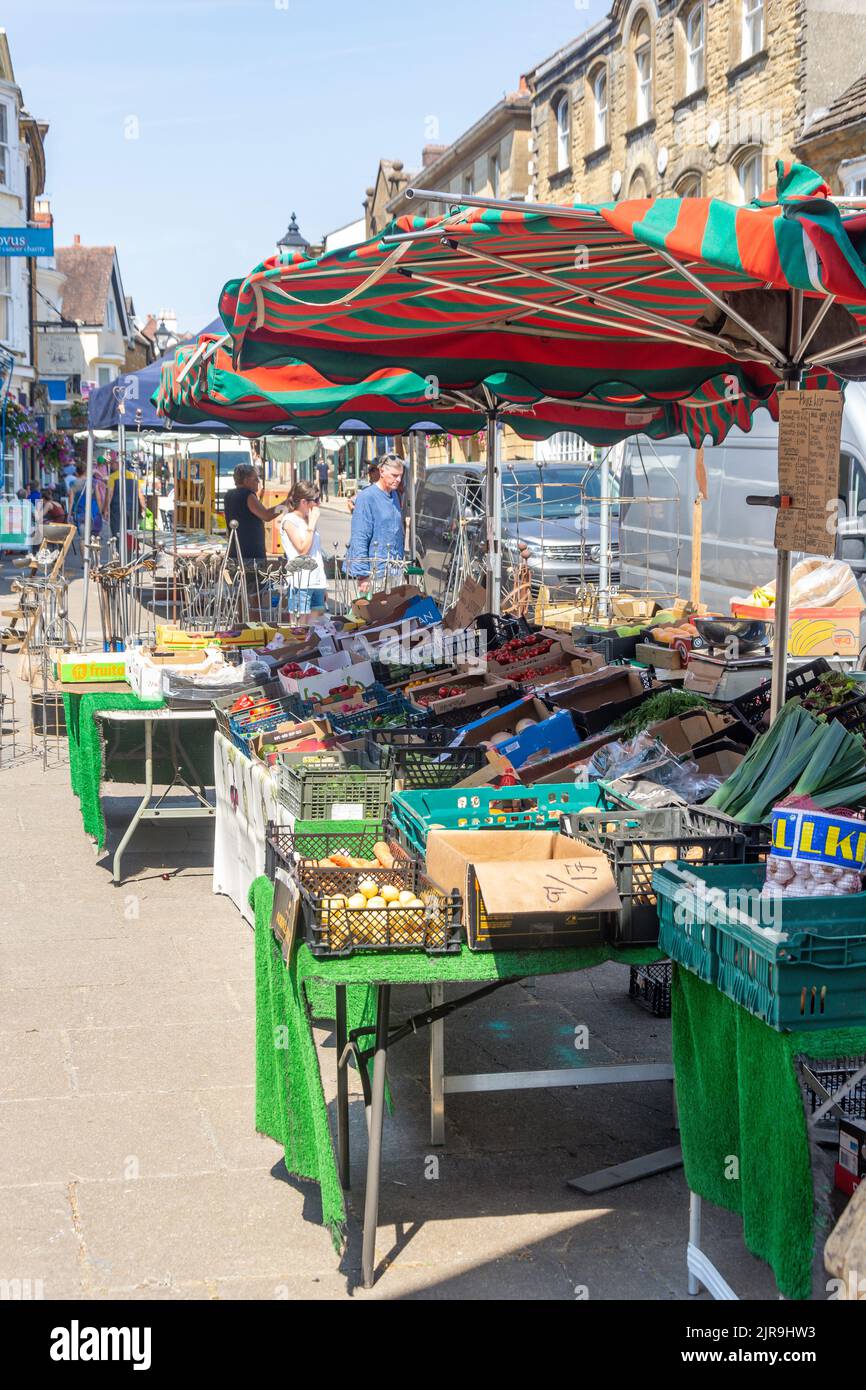 Obst- und Gemüsestände, Market Place, Sherborne, Dorset, England, Vereinigtes Königreich Stockfoto