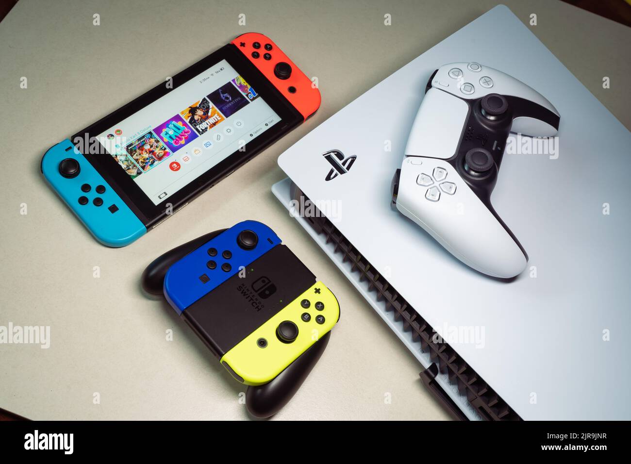 Bangkok, Thailand - 22. August 2022: PlayStation 5 und Nintendo Switch. Stockfoto