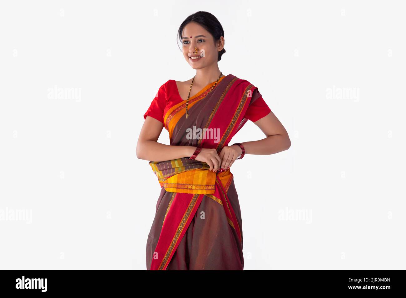 Porträt einer fröhlichen Maharashtrianerin, die sich anderswo umsieht Stockfoto