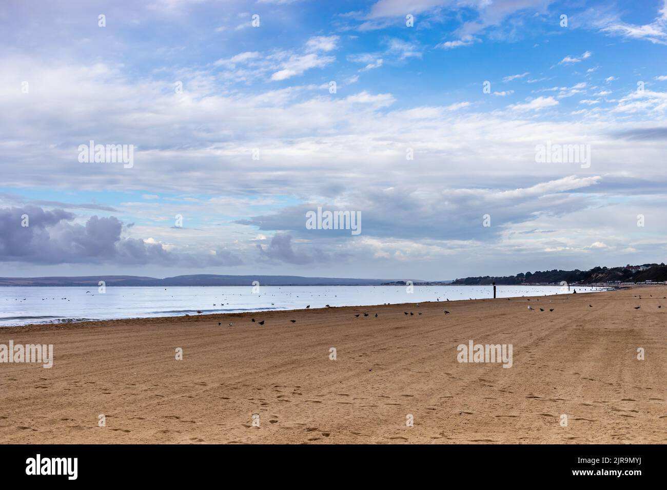 Blick auf Bournemouth West Beach am Morgen im Spätsommer Stockfoto