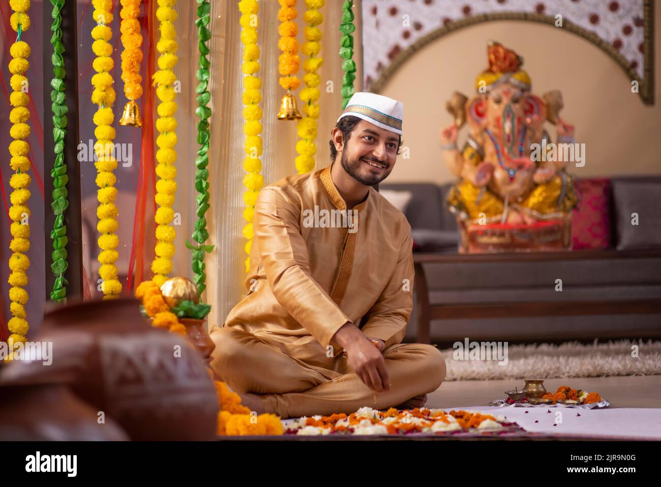 Maharashtrian Mann dekorieren Haus anlässlich Ganesh Chaturthios Stockfoto