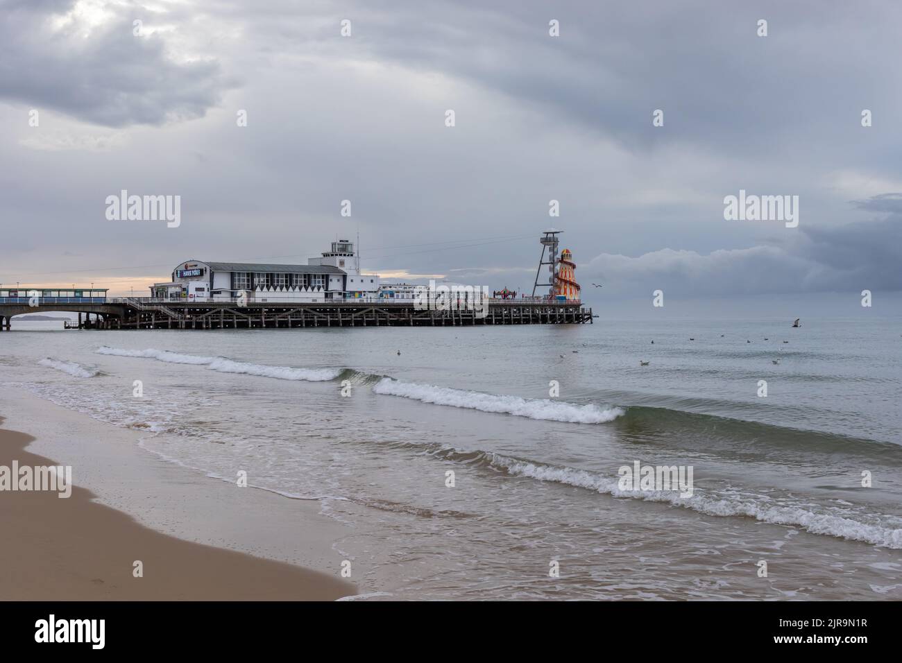 Morgenansicht des Bournemouth Pier vom West Beach Stockfoto