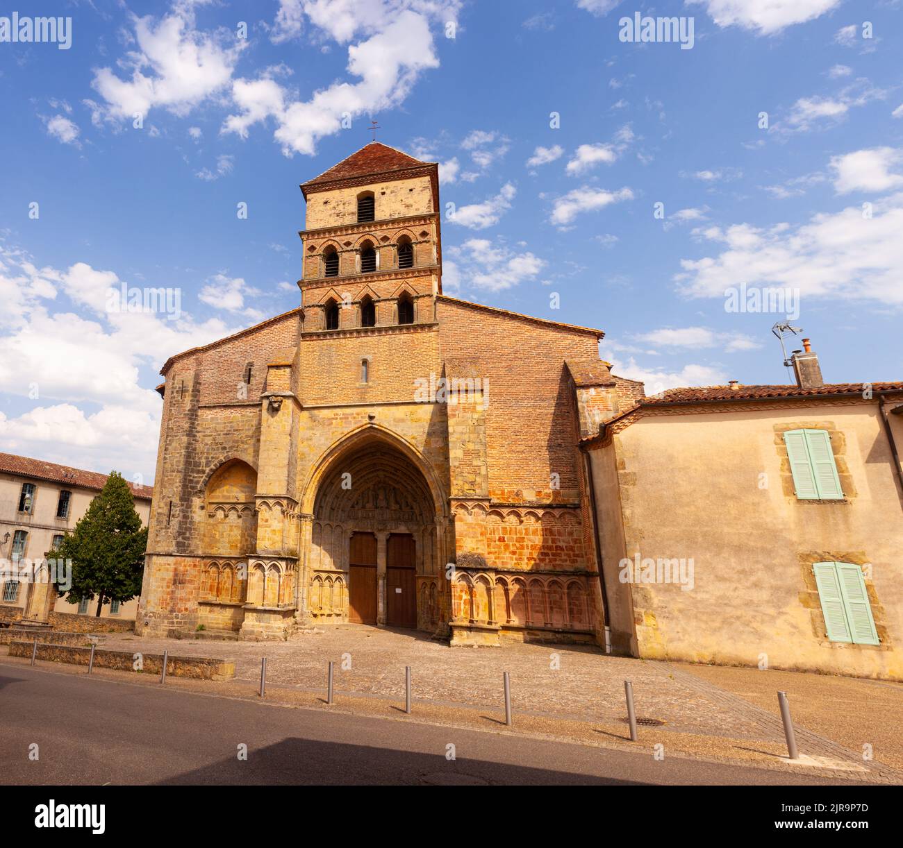 Blick auf die Kirche Saint Quitterie in der Stadt Aire sur l'Adour, Pilgerweg nach Santiago de Compostella, UNESCO-Weltkulturerbe. Neues Aquit Stockfoto