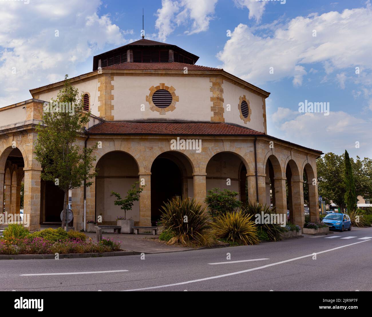 Blick auf den ehemaligen Marktplatz oder die Getreidehalle in der Stadt Aire sur l'Adour, New Aquitaine. Frankreich Stockfoto