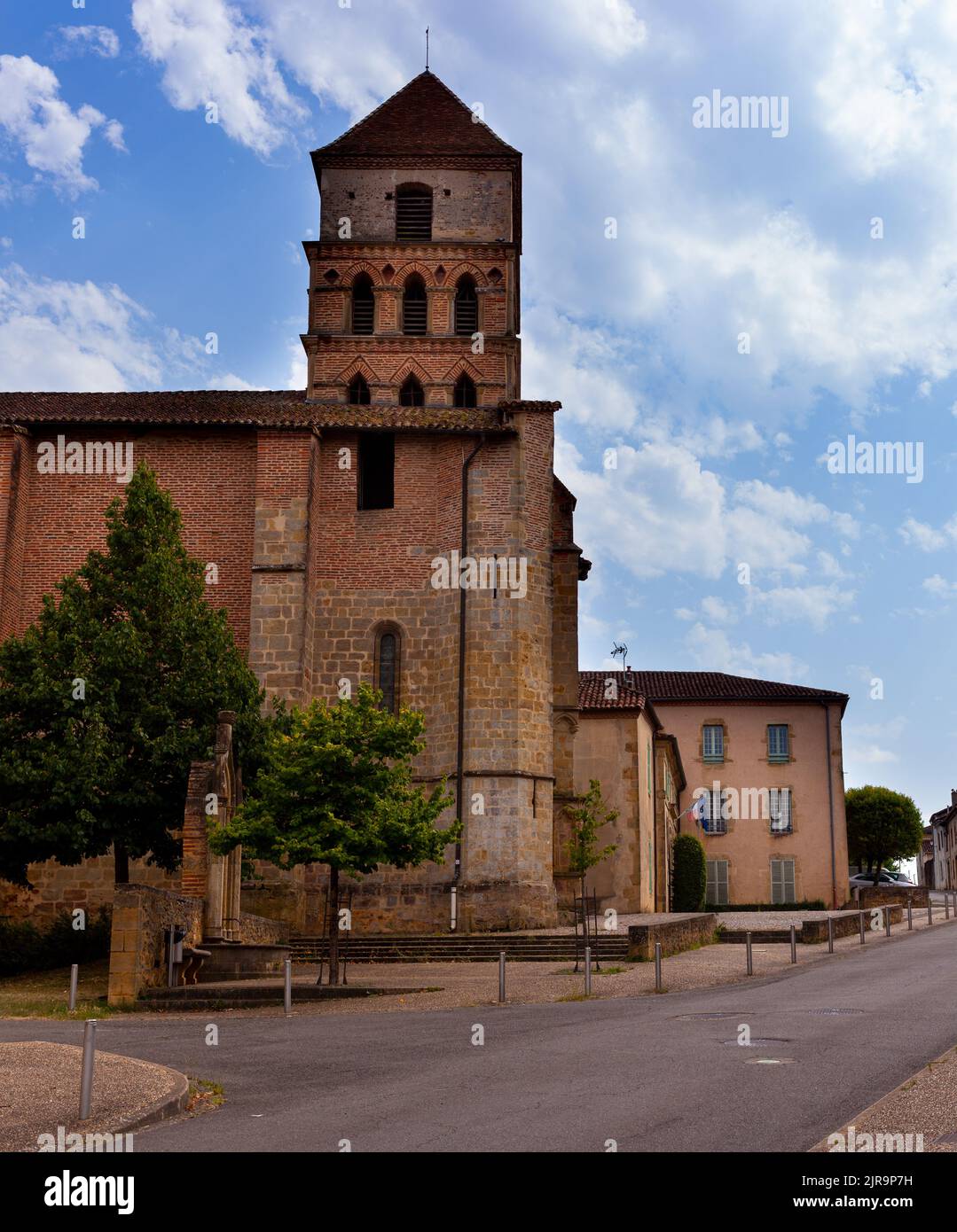 Blick auf die Kirche Saint Quitterie in der Stadt Aire sur l'Adour, Pilgerweg nach Santiago de Compostella, UNESCO-Weltkulturerbe. Neues Aquit Stockfoto