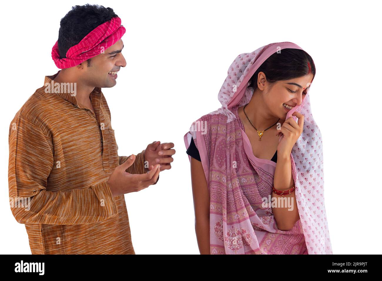 Porträt des glücklichen Bihar-Paares vor weißem Hintergrund Stockfoto