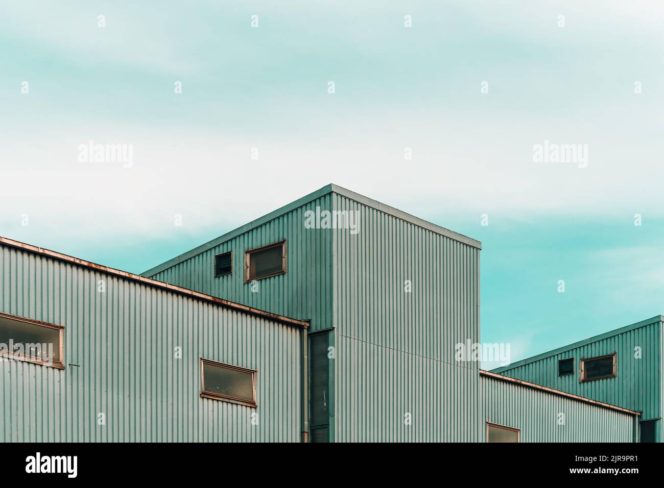 Altes Industriegebäude gegen bewölkten Himmel, Architektur und Bauindustrie Konzept Stockfoto