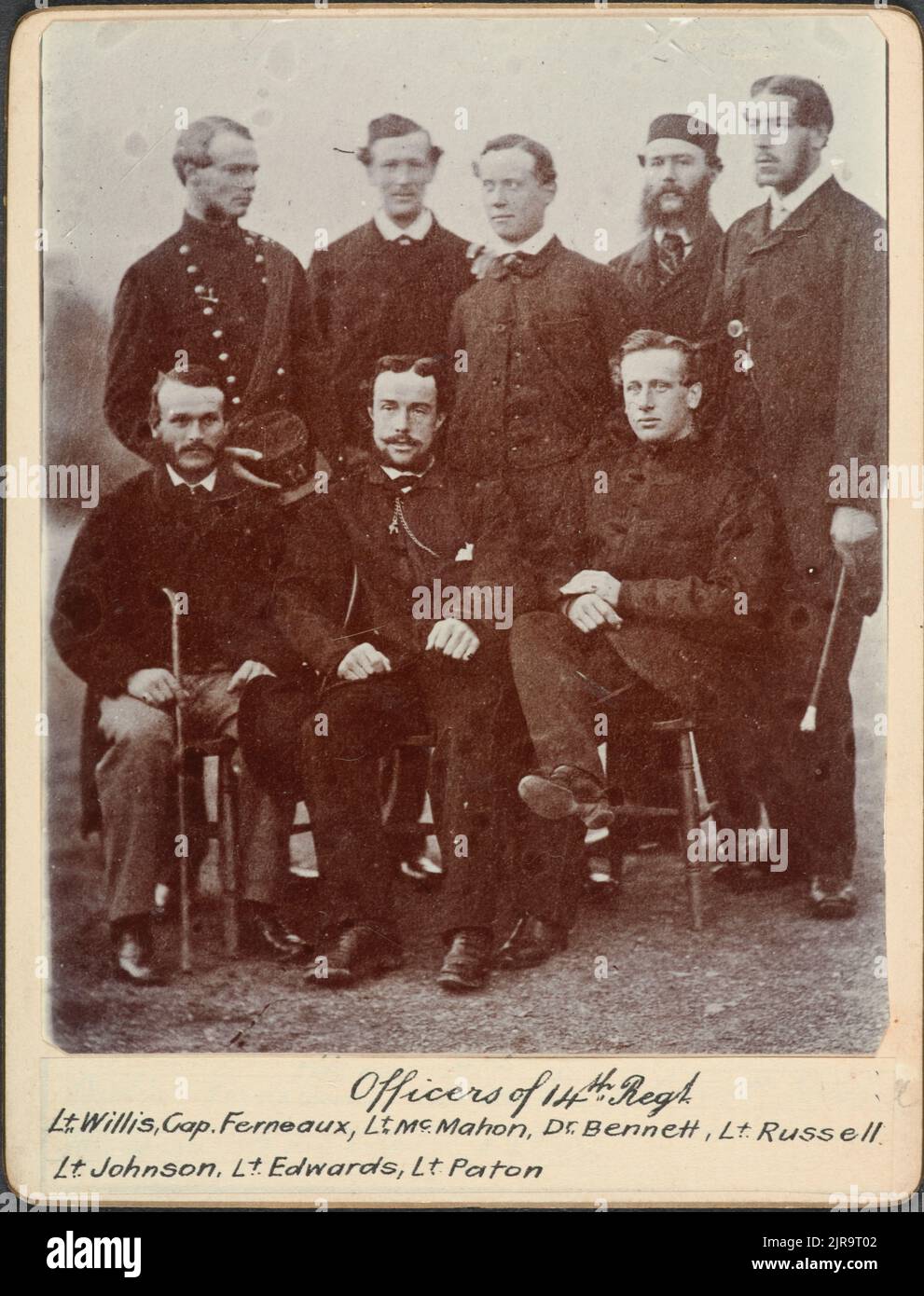 Offiziere von 14. Regt. - Willis, Ferneaux, McMahon, Dr. Bennett, Russell, Johnson, Edwards, Paton, um 1900, von William Francis Gordon. Stockfoto