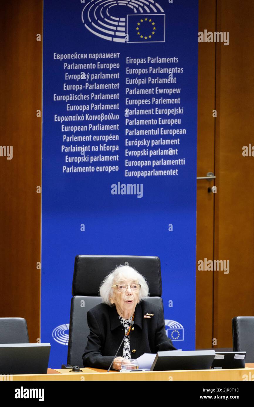 Belgien, Brüssel, 27. Januar 2022: Die Holocaust-Überlebende Margot Friedlander spricht aus dem Rostrum vor dem Europäischen Parlament anlässlich der Stockfoto