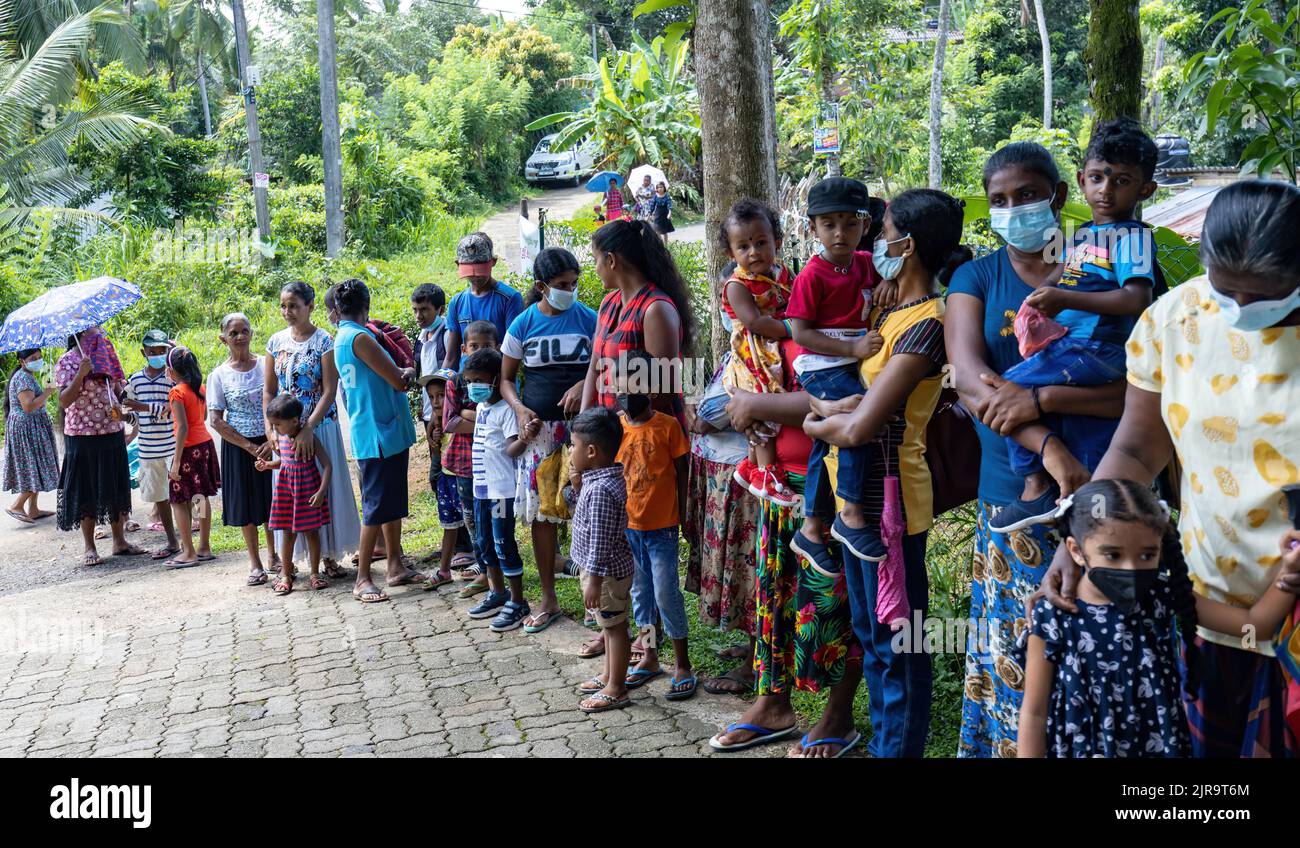 Menschen, die aufgrund der Wirtschaftskrise auf Nahrung aus der Spende der Gemeinschaft in Sri Lanka warten, 30.. Juli 2022 Stockfoto