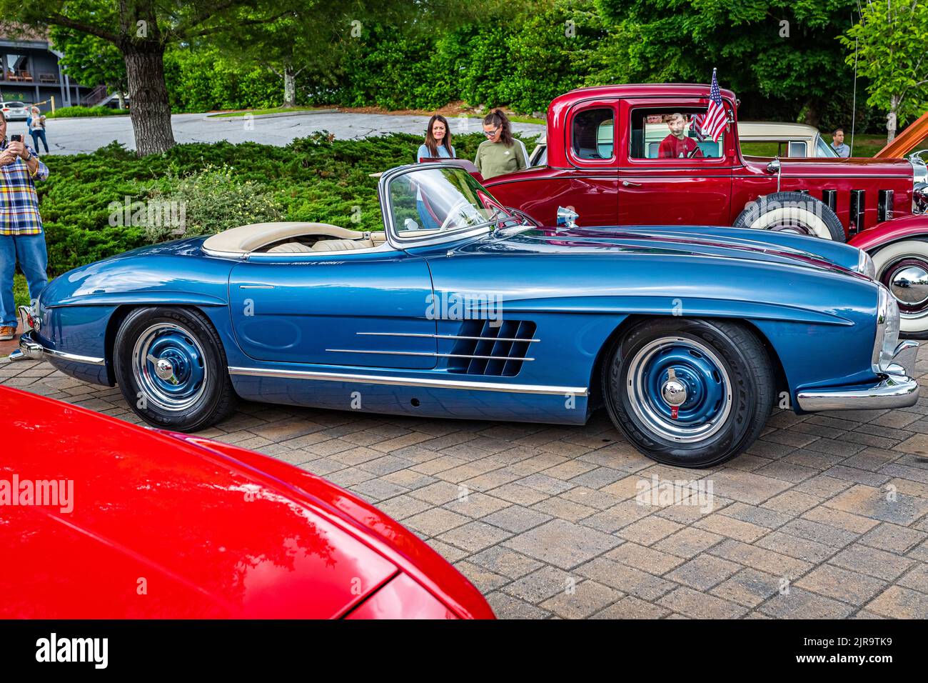 Highlands, NC - 10. Juni 2022: Hochperspektivische Seitenansicht eines 1958 Mercedes-Benz 300 SL Roadster auf einer lokalen Automobilmesse. Stockfoto
