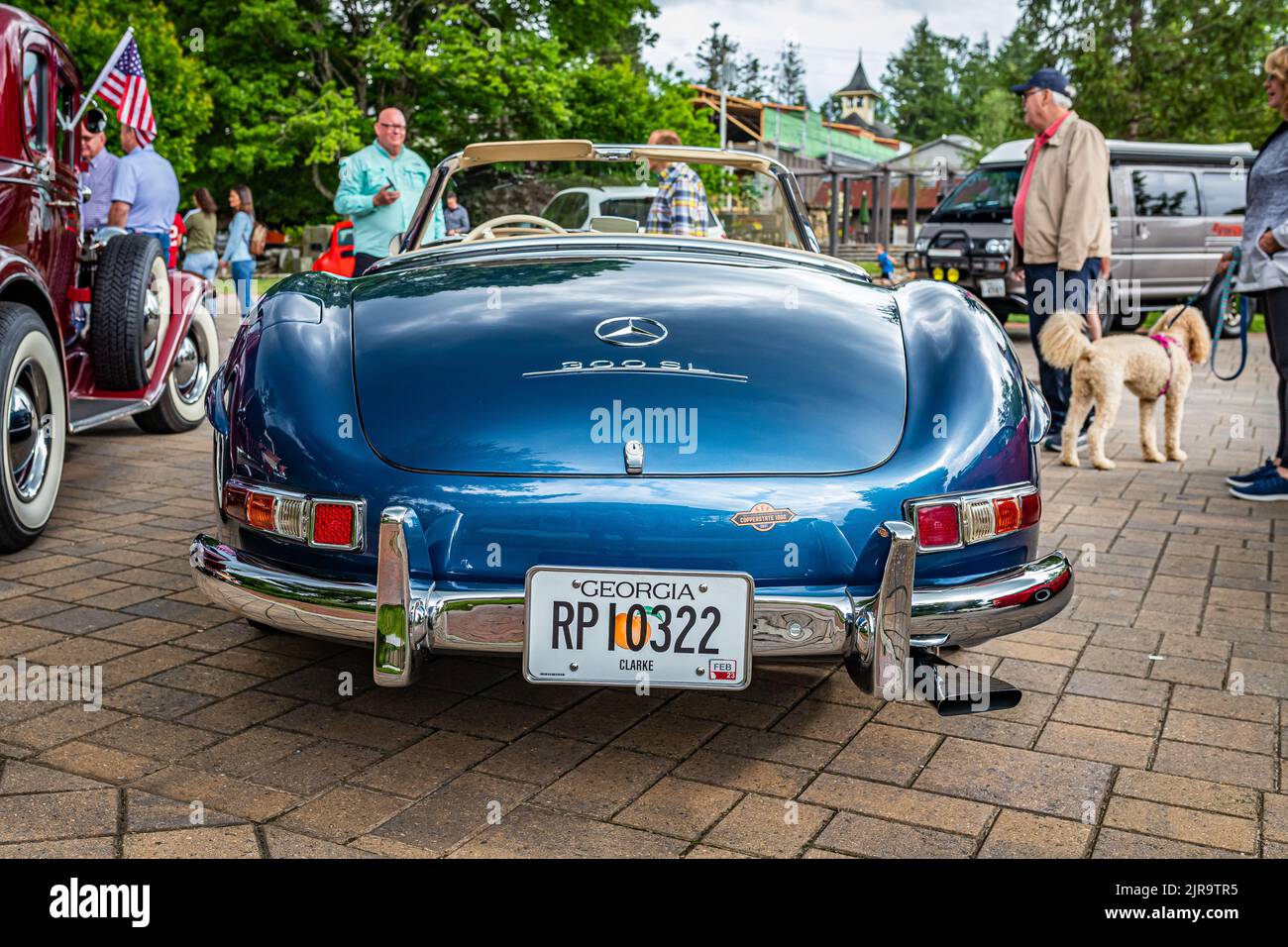 Highlands, NC - 10. Juni 2022: Rückansicht eines Mercedes-Benz 300 SL Roadsters aus dem Jahr 1958 auf einer lokalen Automobilmesse. Stockfoto