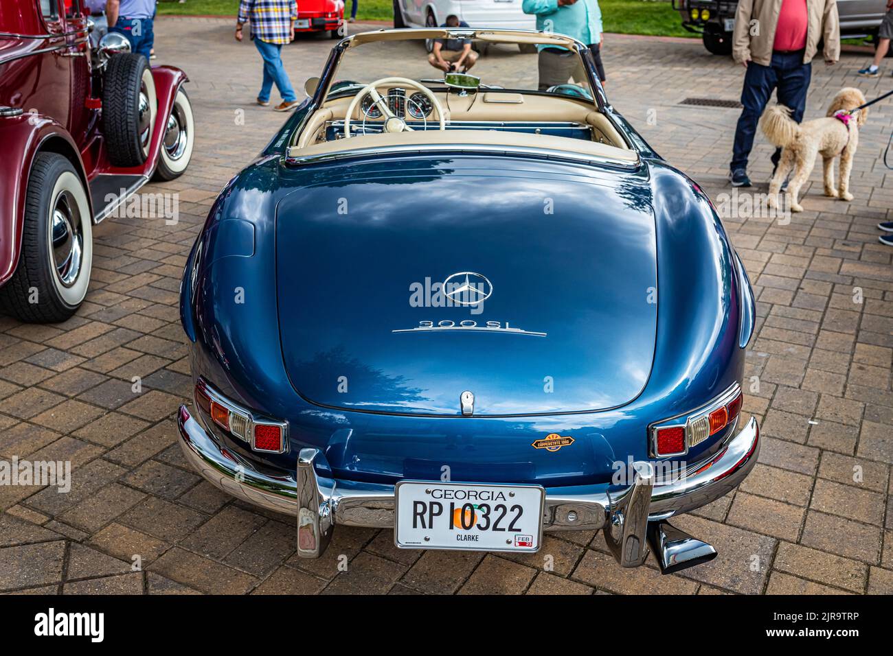 Highlands, NC - 10. Juni 2022 hochperspektivische Rückansicht eines 1958 Mercedes-Benz 300 SL Roadsters auf einer lokalen Automobilmesse. Stockfoto