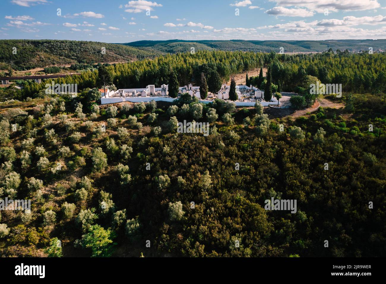 Der Friedhof auf einem Hügel wurde in Constancia, Bezirk Santarem, Portugal, gefangen genommen Stockfoto