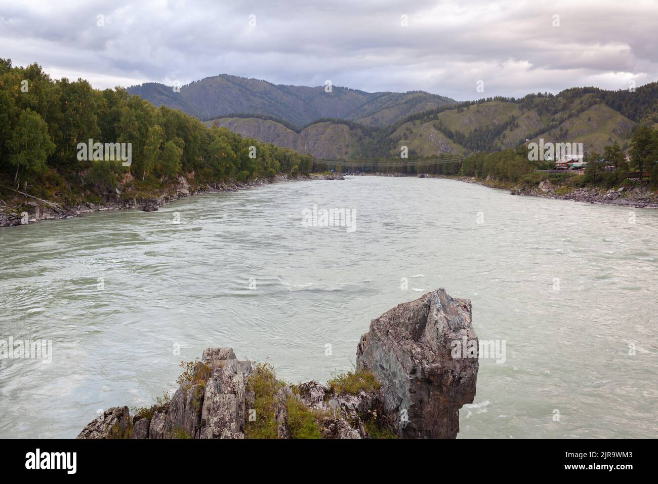 Ein schnell fließender breiter und voll fließender Gebirgsfluss. Große