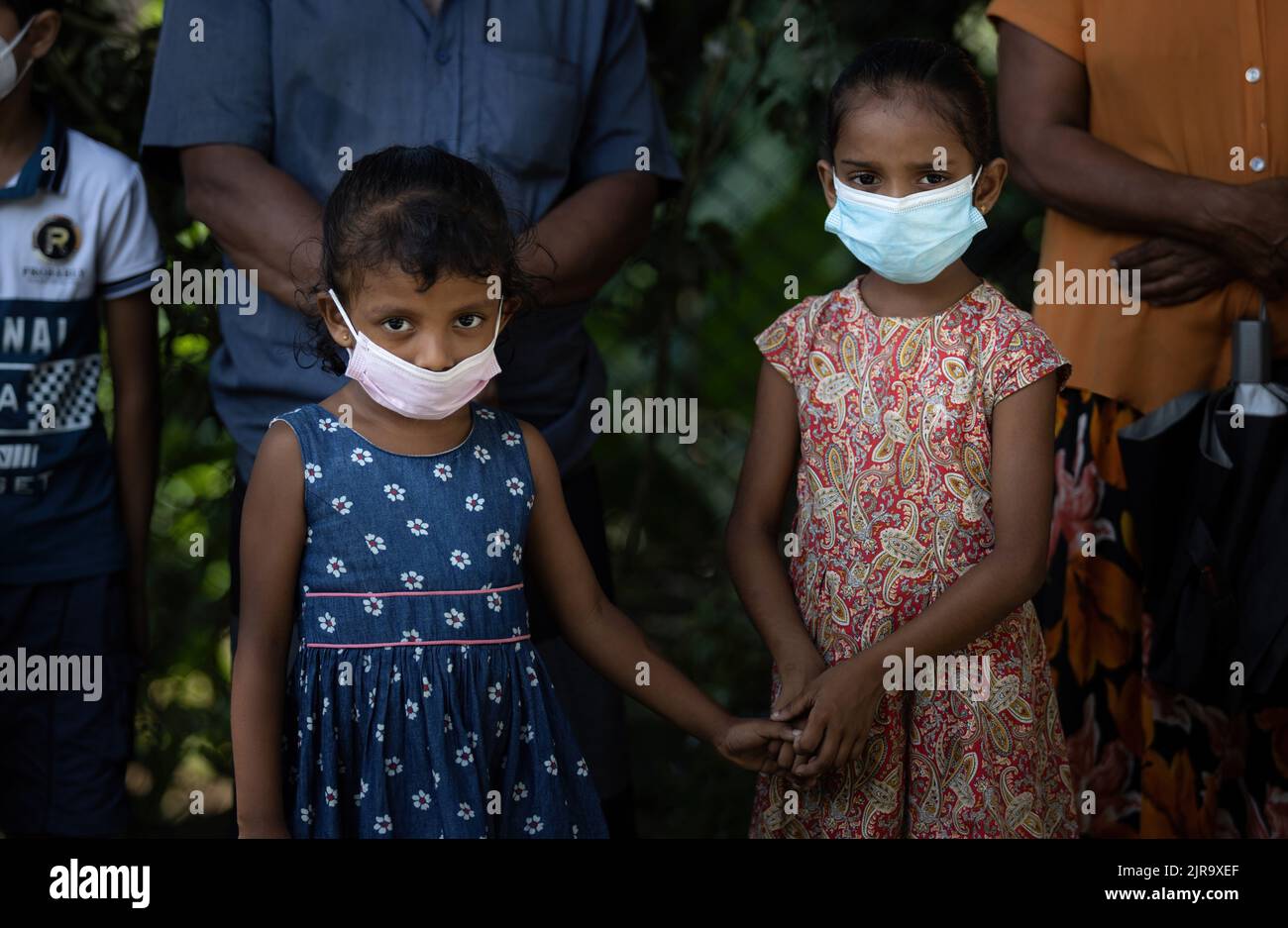 Zwei kleine Mädchen halten die Hände und zeigen die Unschuld in der Wirtschaftskrise Sri Lankas am 30.. Juli 2022 Stockfoto