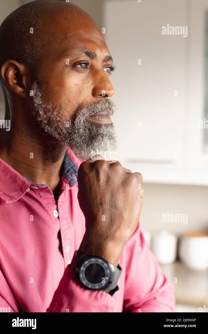 Älterer afroamerikanischer Mann mit Wache und Faustdenken Stockfoto