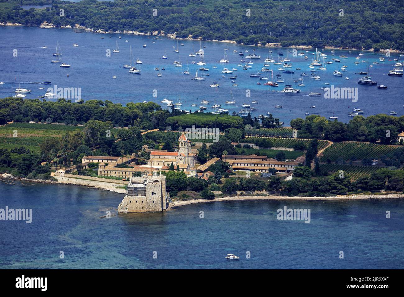Département Alpes-Maritimes (Südostfrankreich): Die Lerins-Inseln mit Blick auf die Bucht von Cannes und das Esterel-Massiv. Die Abtei von Lerins auf Saint-Honor Stockfoto