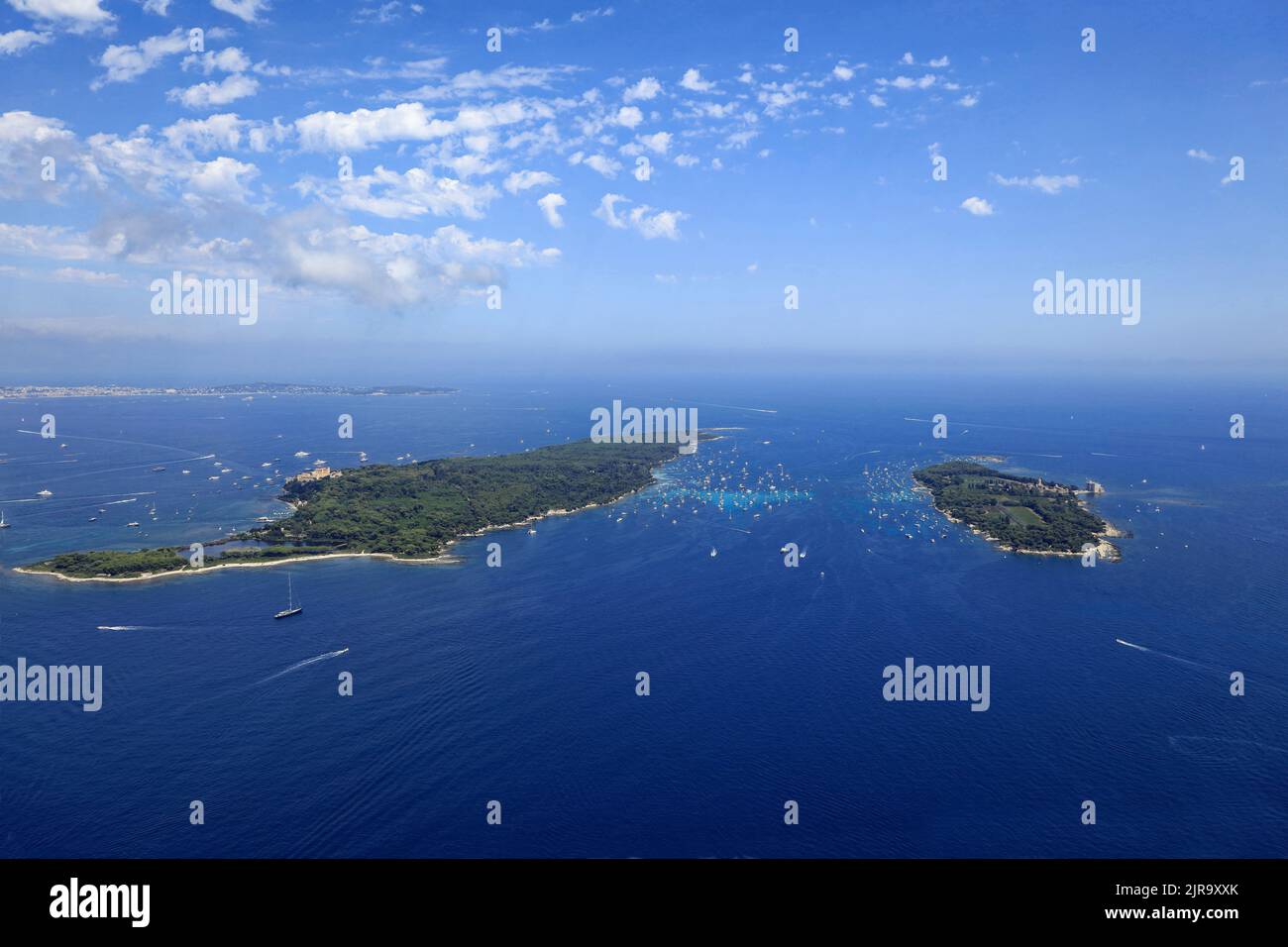 Département Alpes-Maritimes (Südostfrankreich): Die Lerins-Inseln mit Blick auf die Bucht von Cannes und das Esterel-Massiv. Die beiden Inseln Ile Sainte-Marg Stockfoto